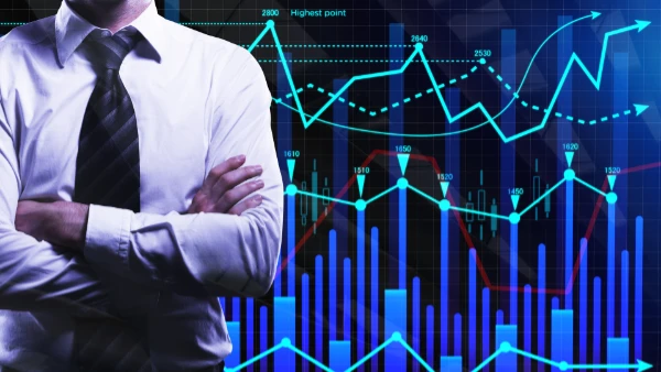 Un homme en chemise blanche et cravate a les bras croisés devant un graphique boursier complexe.